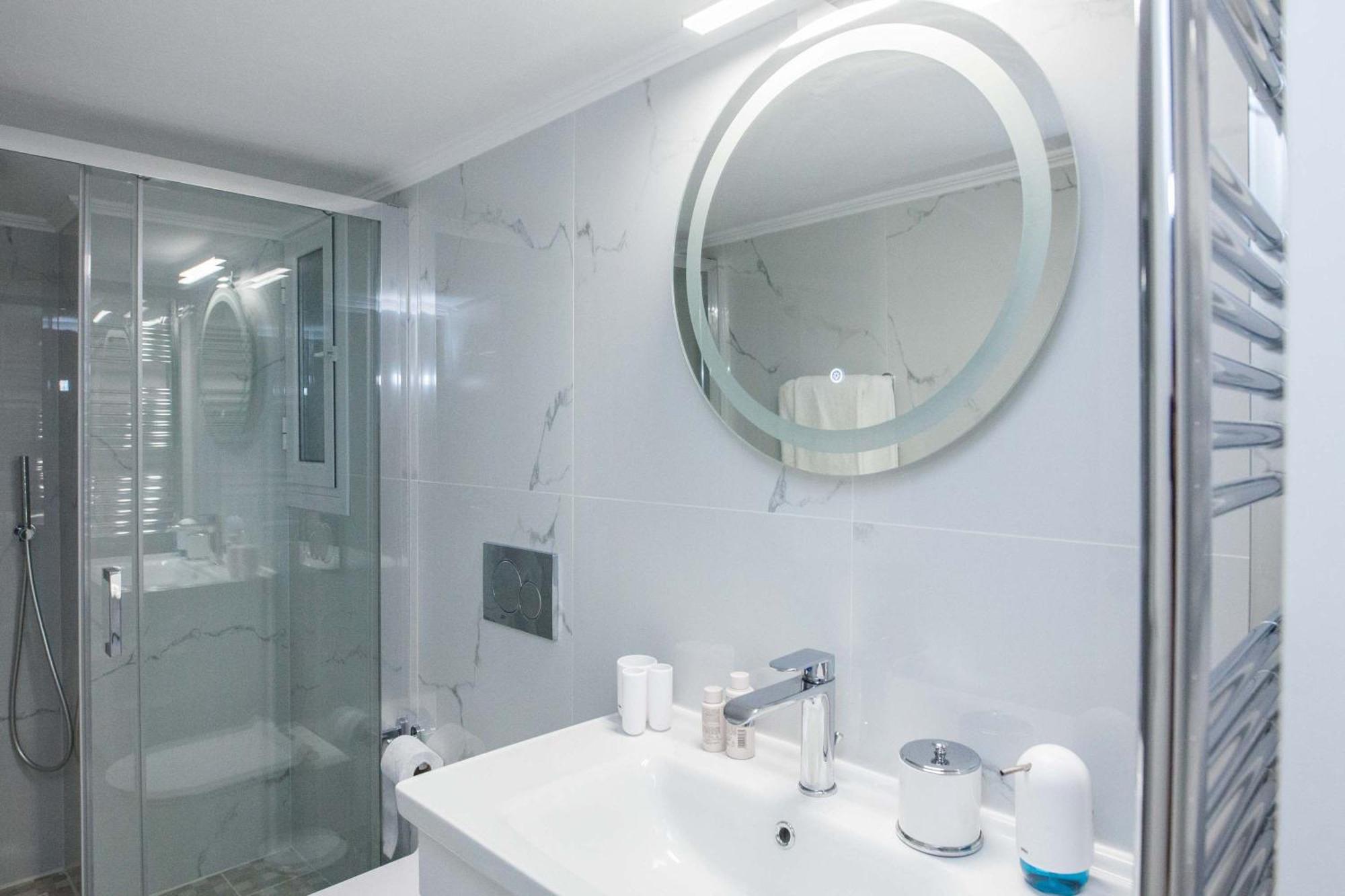 Central 2 Bd Apt With Balcony By Monastiraki Atenas Exterior foto